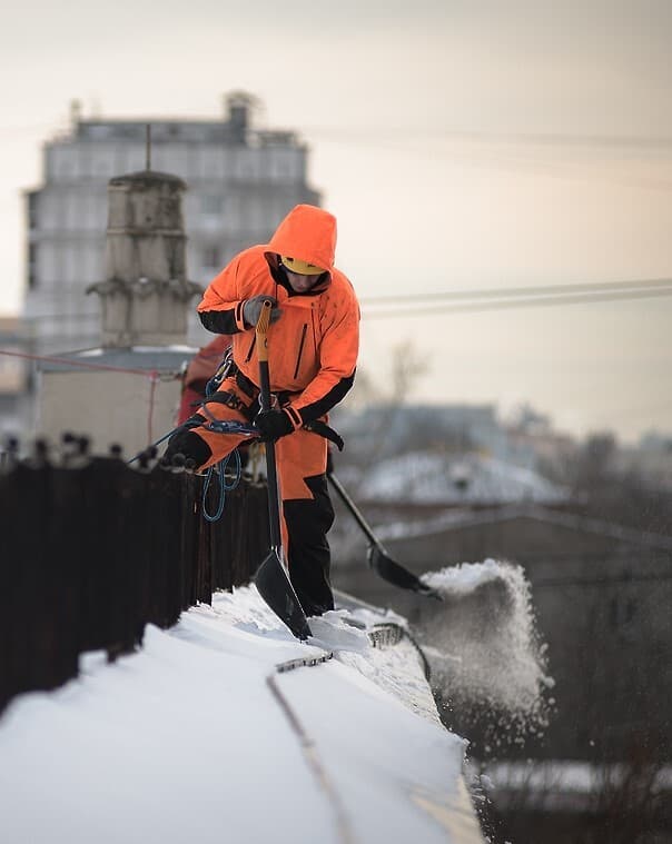 Уборка снега с крыши